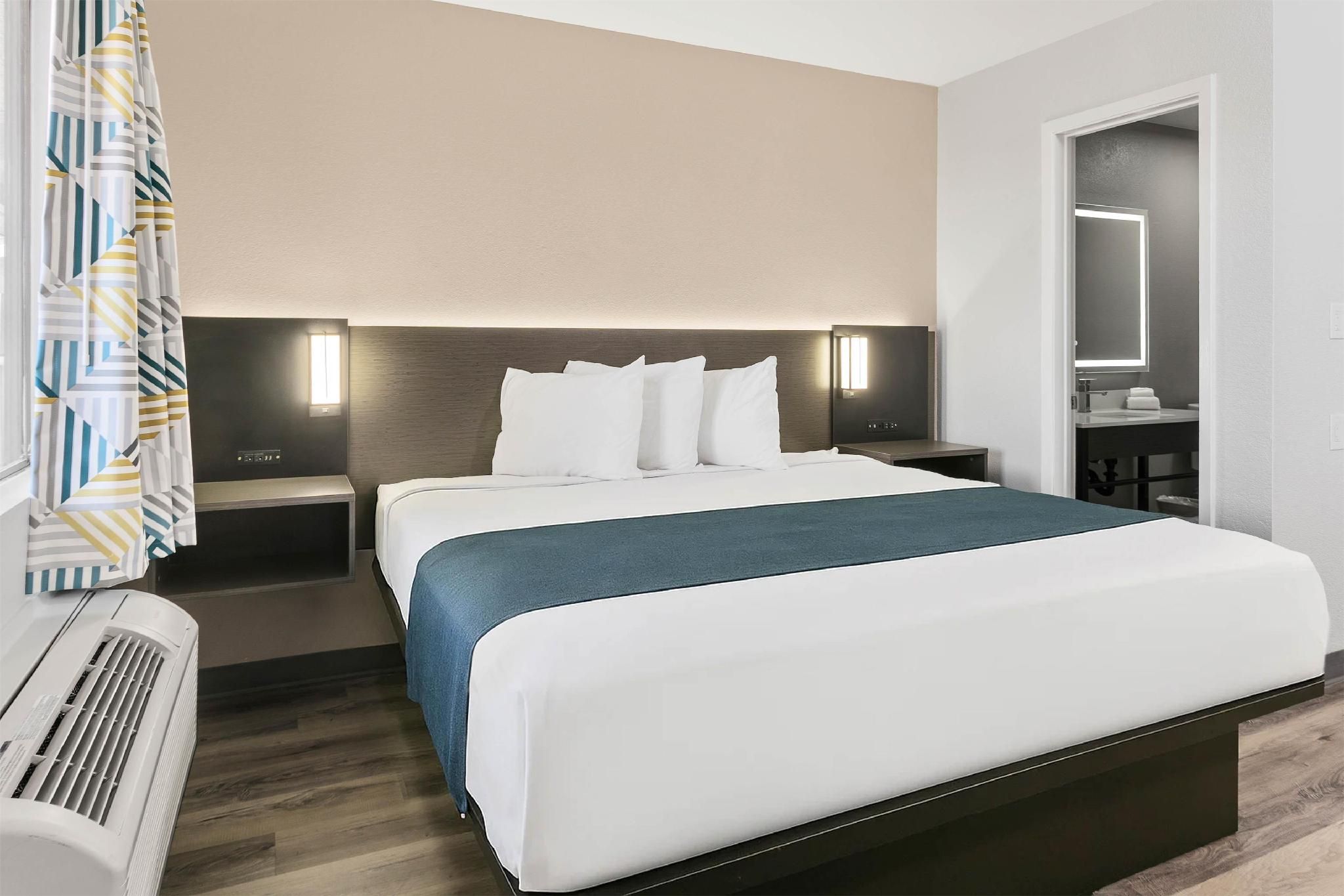 1 King Bed | Non-Smoking, Micfridge