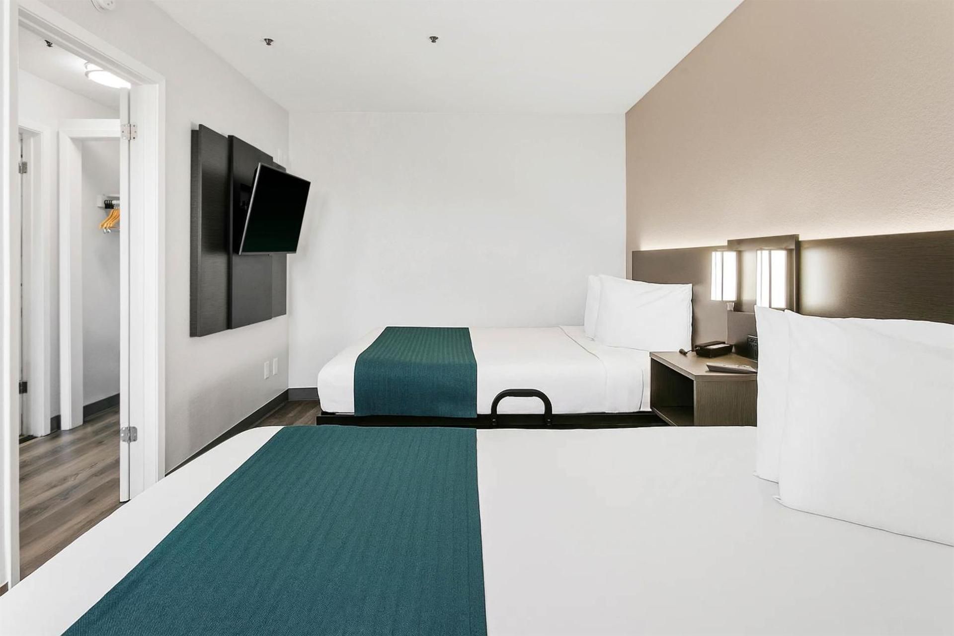 Motel 6 Tempe, AZ – Elliot Road Deluxe Queen Room with Two Queen Beds - Non-Smoking