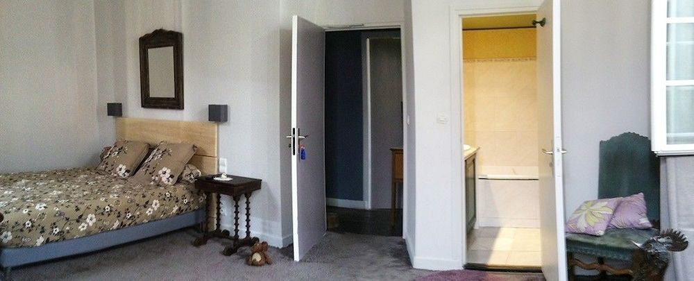 Auberge du Puits Superior Double Room, Ensuite, City View 2