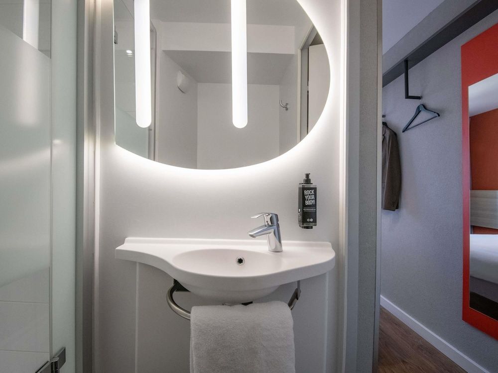 ibis budget Nice Aeroport Promenade des Anglais Double Room 6