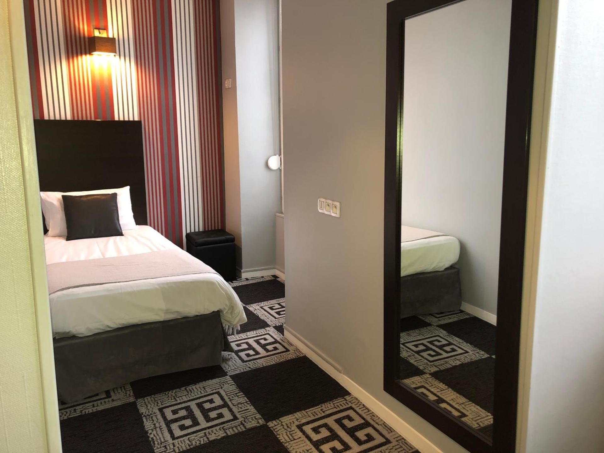 Hôtel Le Charleston Triple Room 9