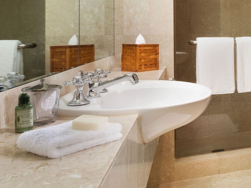 Four Seasons Hotel Sydney Superior City Accessible Queen Room 4