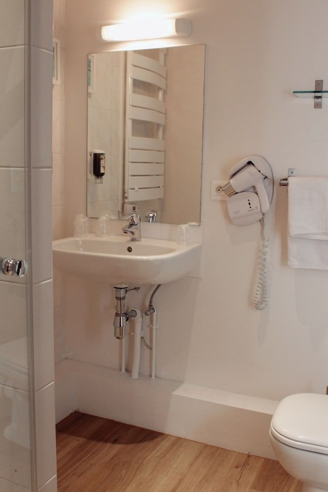 Le Gouverneur Quadruple Room 11