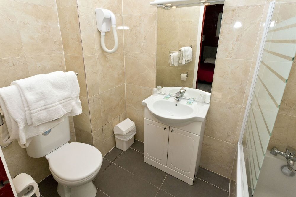 Hipotel Belgrand Edith Piaf Twin Room 6