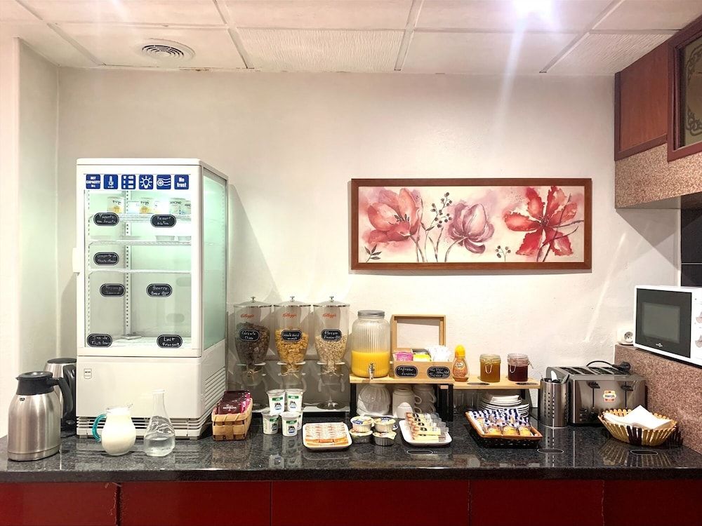 undefined Hipotel Belgrand Edith Piaf 7