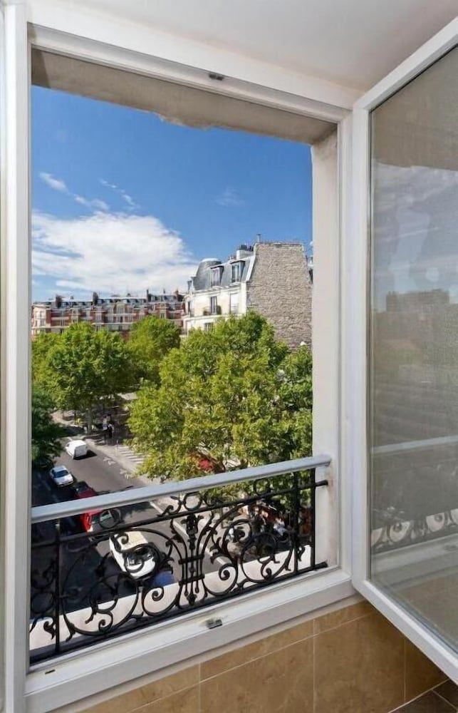 Hipotel Belgrand Edith Piaf Twin Room 4