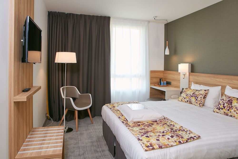 Kyriad Pontarlier Standard Room, Multiple Beds 4