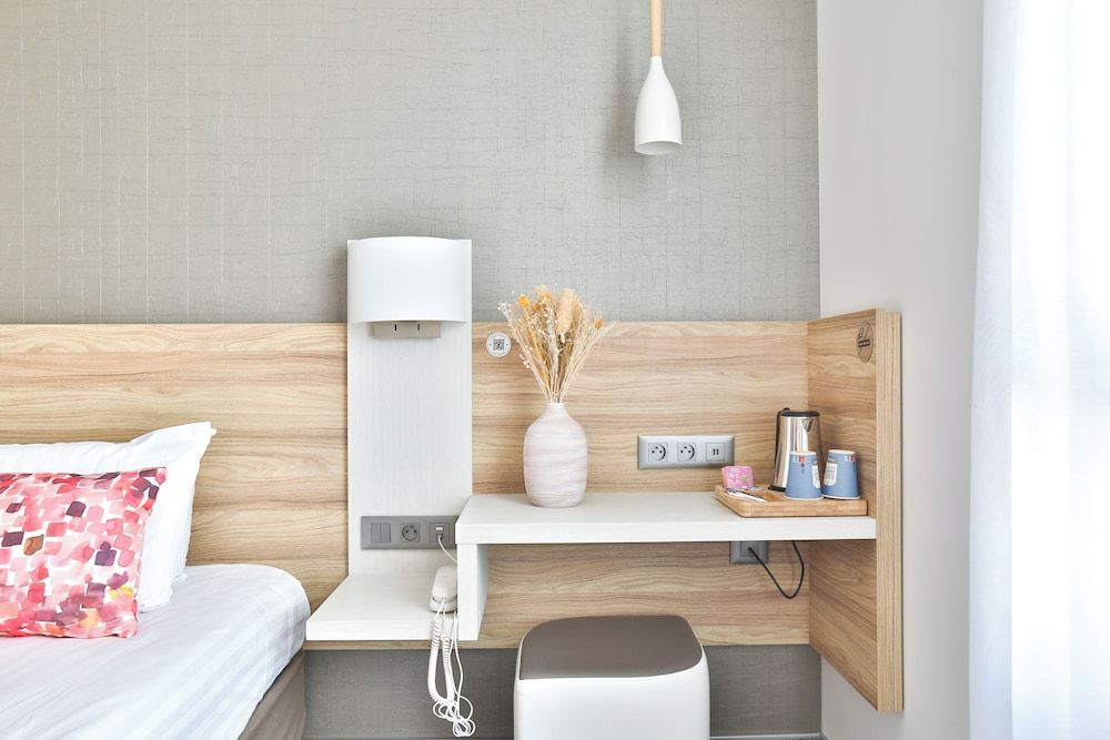 Kyriad Pontarlier Standard Room, 2 Twin Beds 7