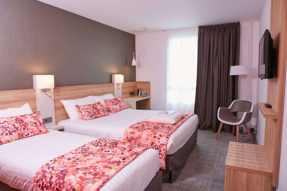 Kyriad Pontarlier Standard Room, Multiple Beds 5