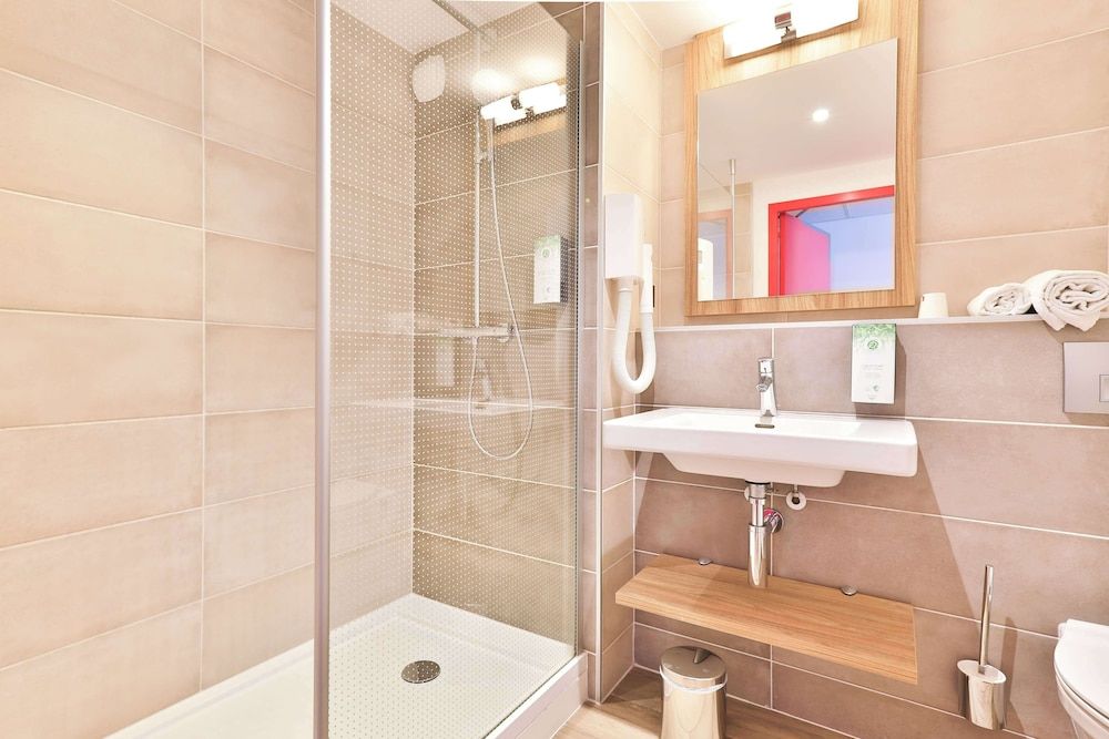 Kyriad Pontarlier Standard Room, 2 Twin Beds 6