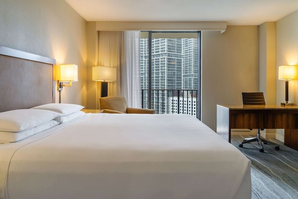 Hyatt Regency Miami Room, 1 King Bed, Accessible, Bathtub 2