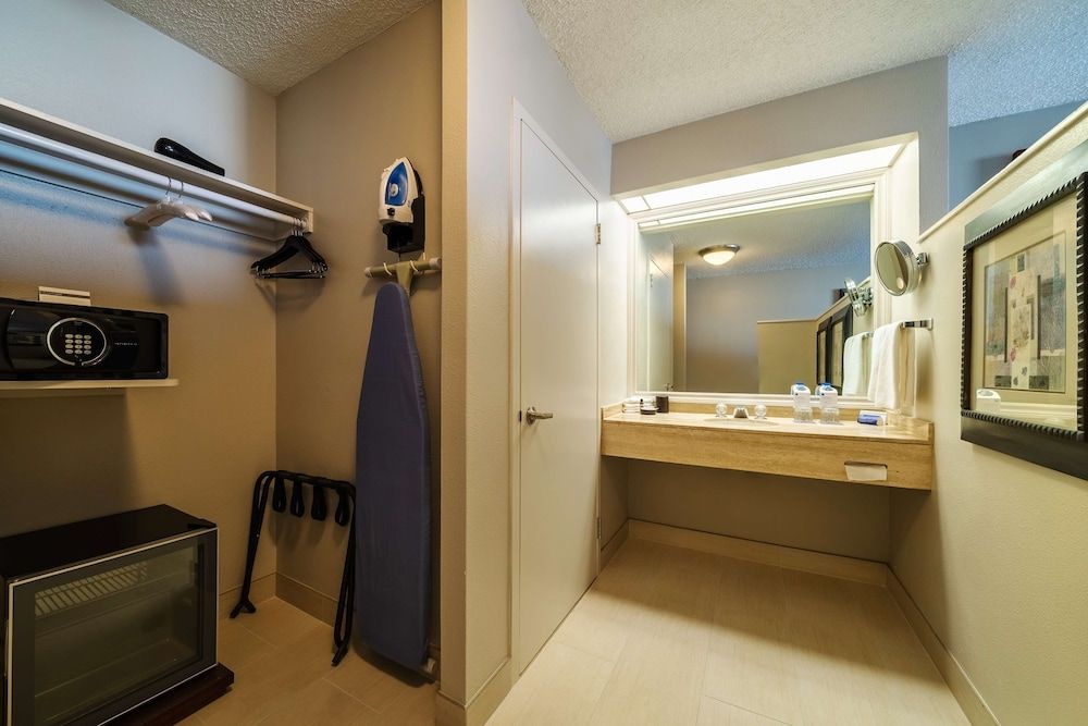 Hyatt Regency Miami Room, 1 King Bed, Accessible, Bathtub 4