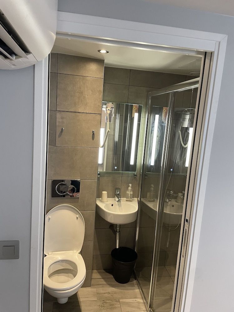 Mary's Hotel République Family Room 4