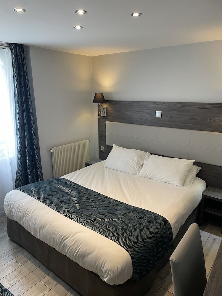 Mary's Hotel République Superior Double Room