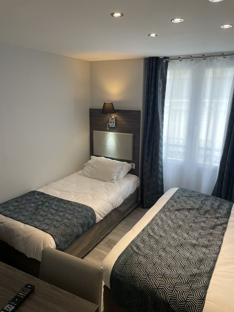 Mary's Hotel République Superior Double Room 4
