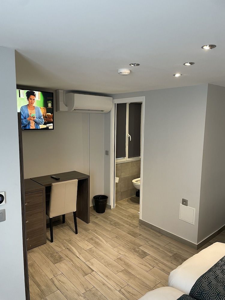 Mary's Hotel République Family Room 6