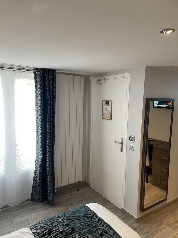 Mary's Hotel République Family Room 7