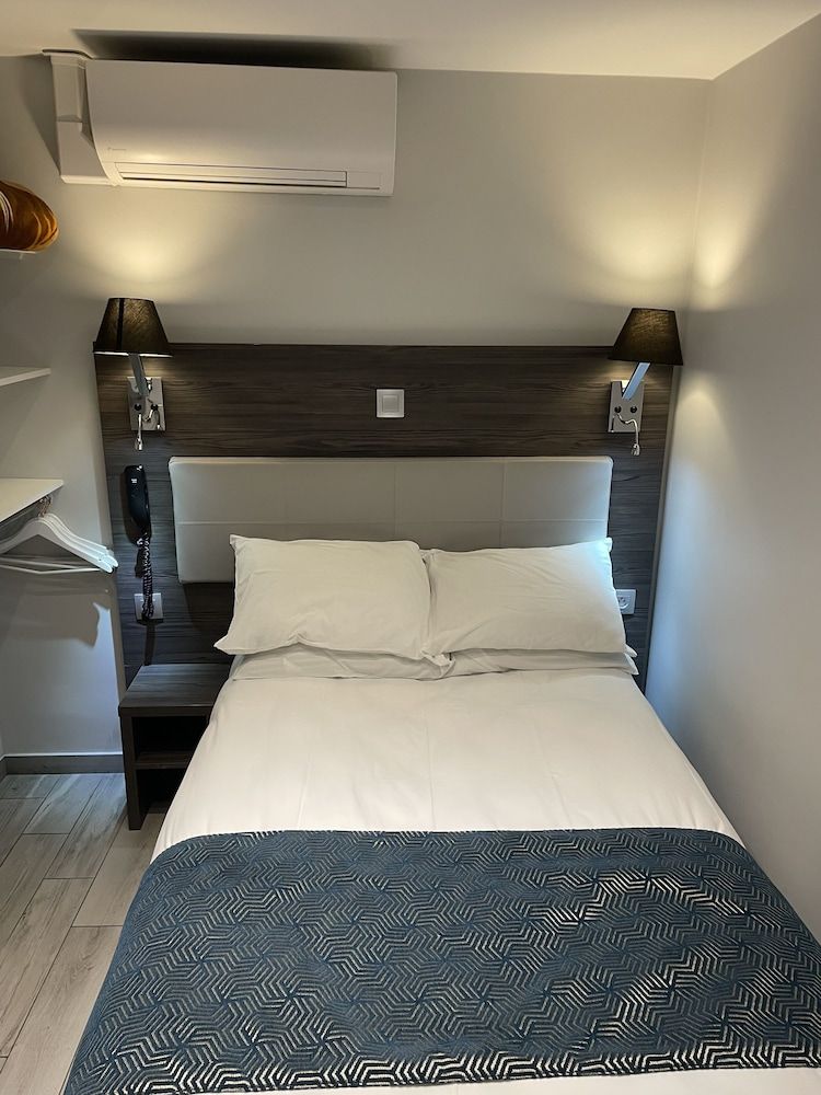 undefined Mary's Hotel République 8