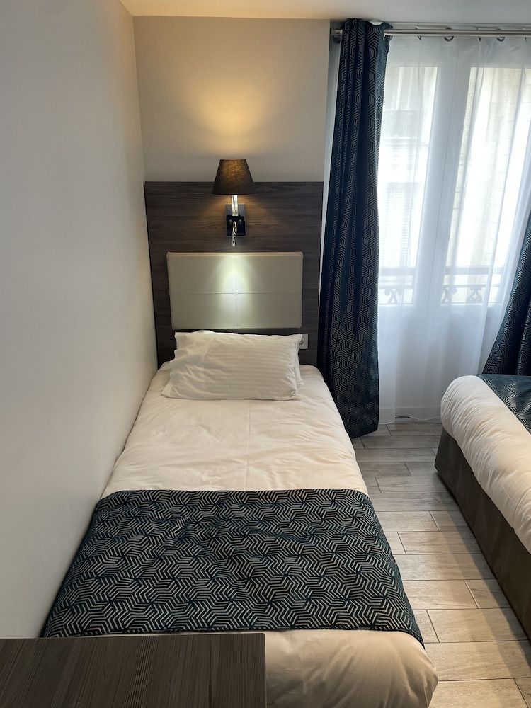 Mary's Hotel République Superior Double Room 3