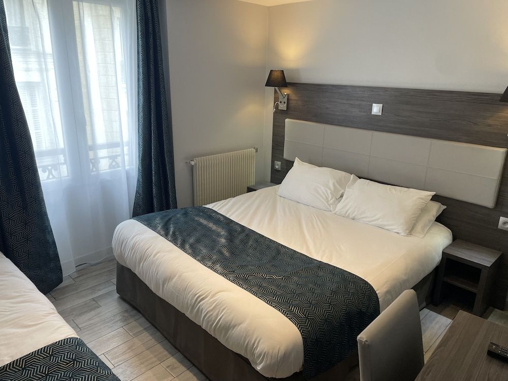 Mary's Hotel République Superior Double Room 2