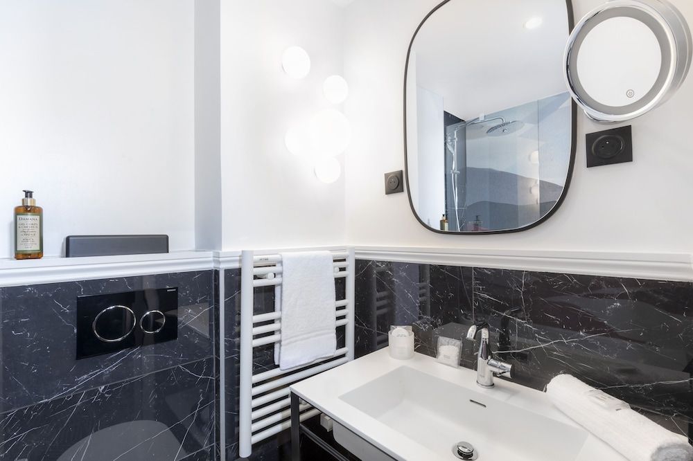 Hôtel Elysa - Luxembourg Deluxe Room 8