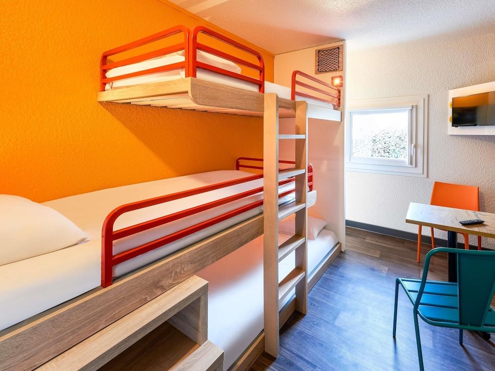 Room, Multiple Beds (Break)