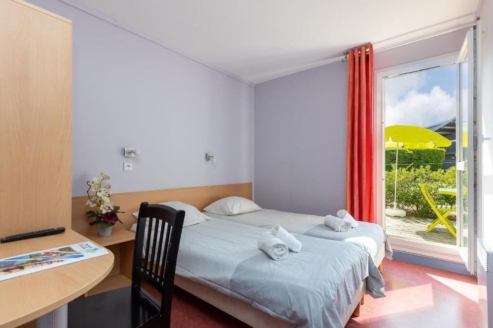 Room (Twin Beds)
