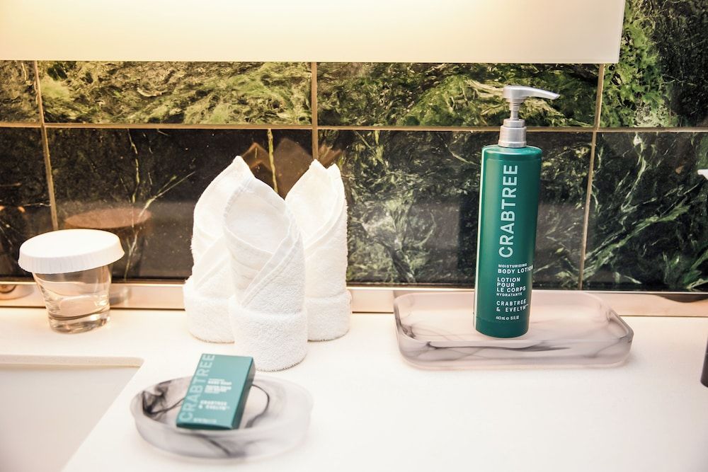 Millennium Hilton New York One UN Plaza 1 Queen Bed 8