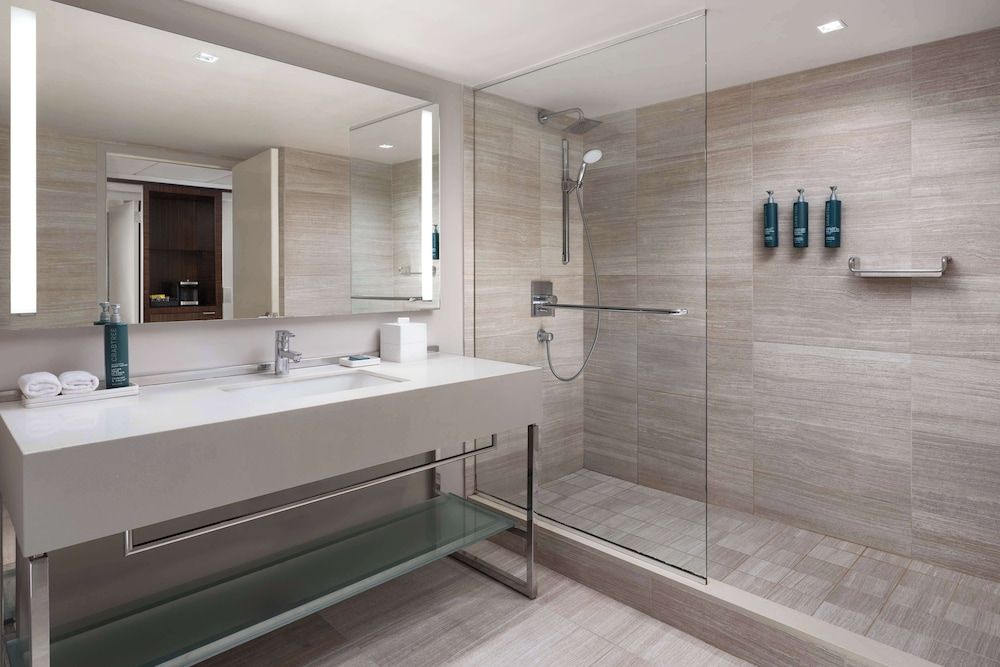 Millennium Hilton New York One UN Plaza 1 Queen Bed 4