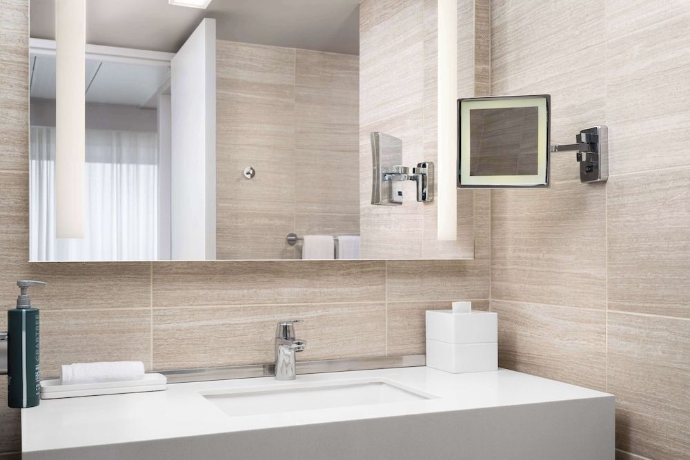 Millennium Hilton New York One UN Plaza 1 Queen Bed 6