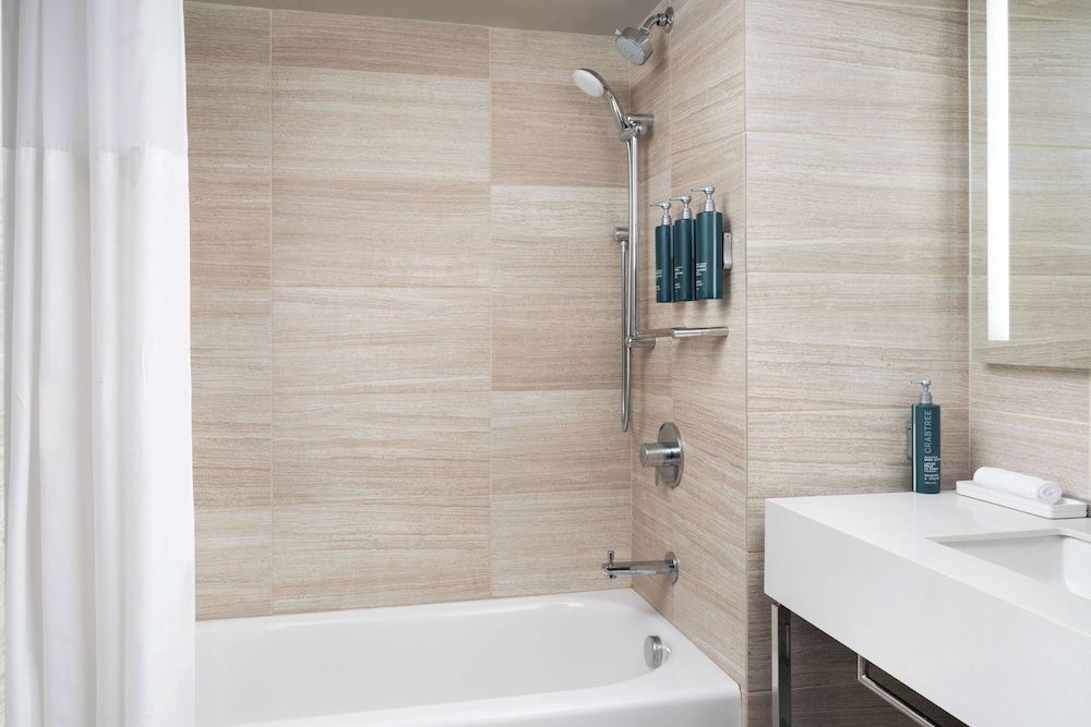 Millennium Hilton New York One UN Plaza 1 Queen Bed 5