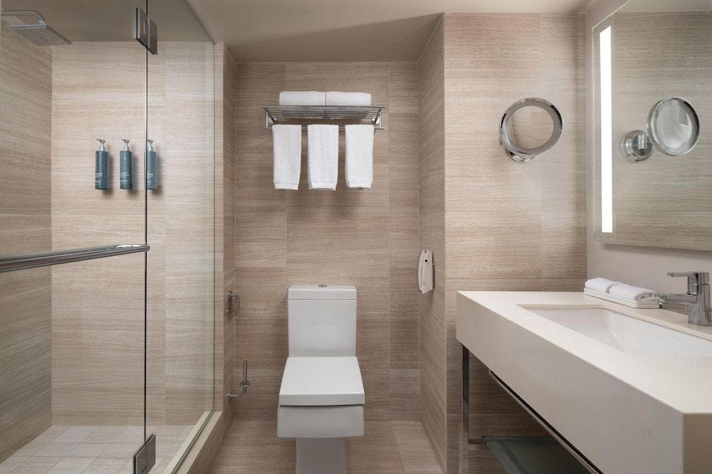 Millennium Hilton New York One UN Plaza 1 Queen Bed 7