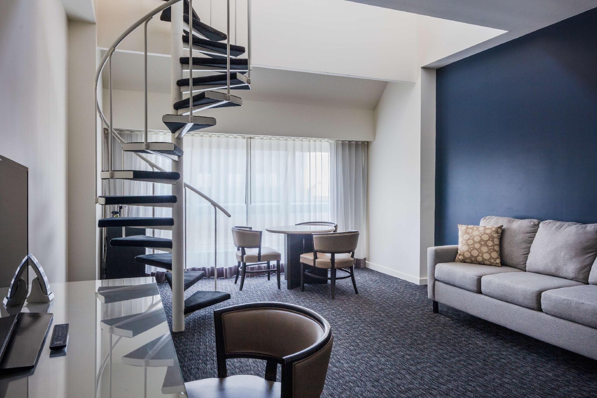 SIGNATURE QUEEN DUPLEX 1 BEDROOM SUITE