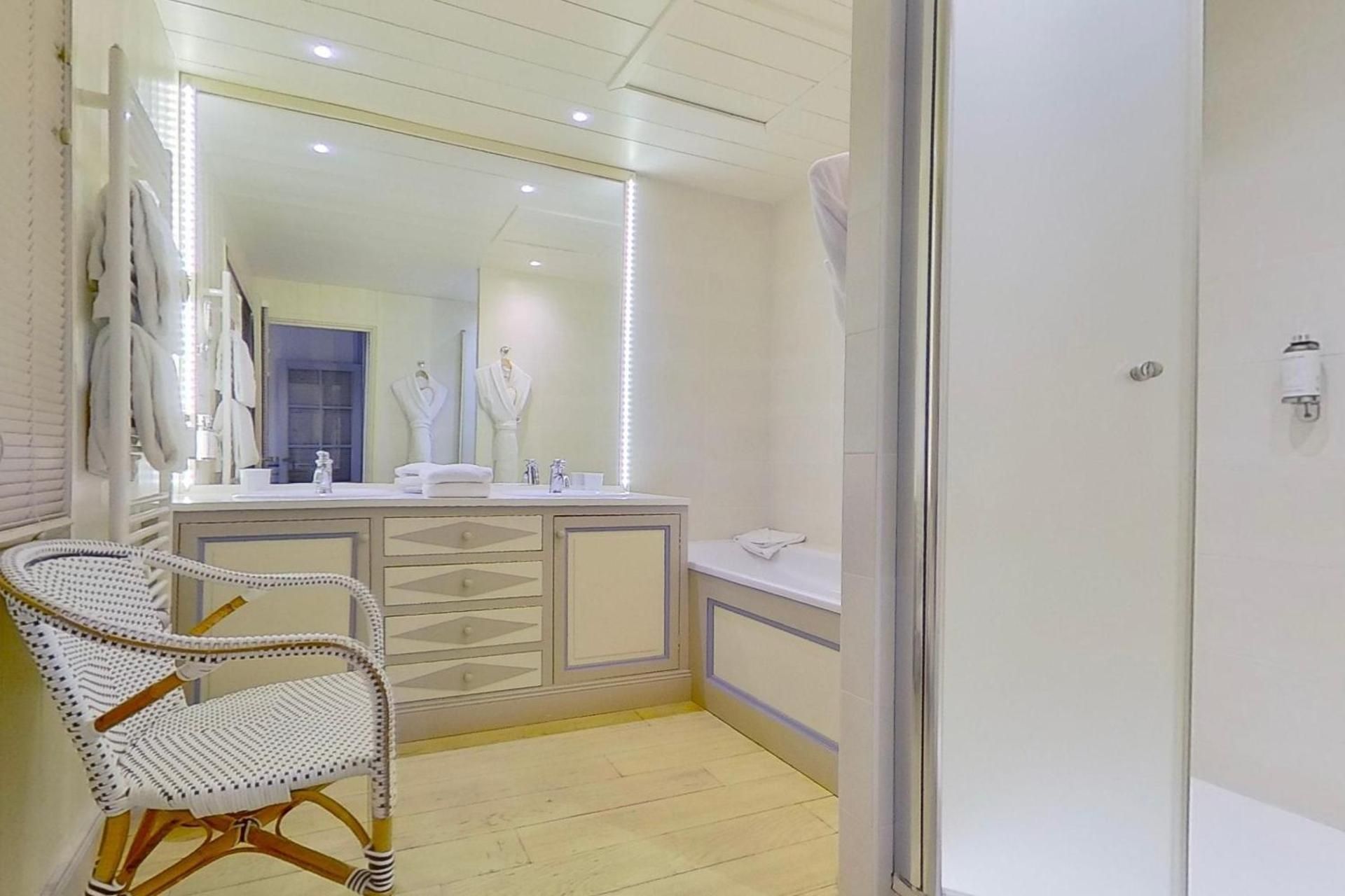 Deluxe Suite Room
