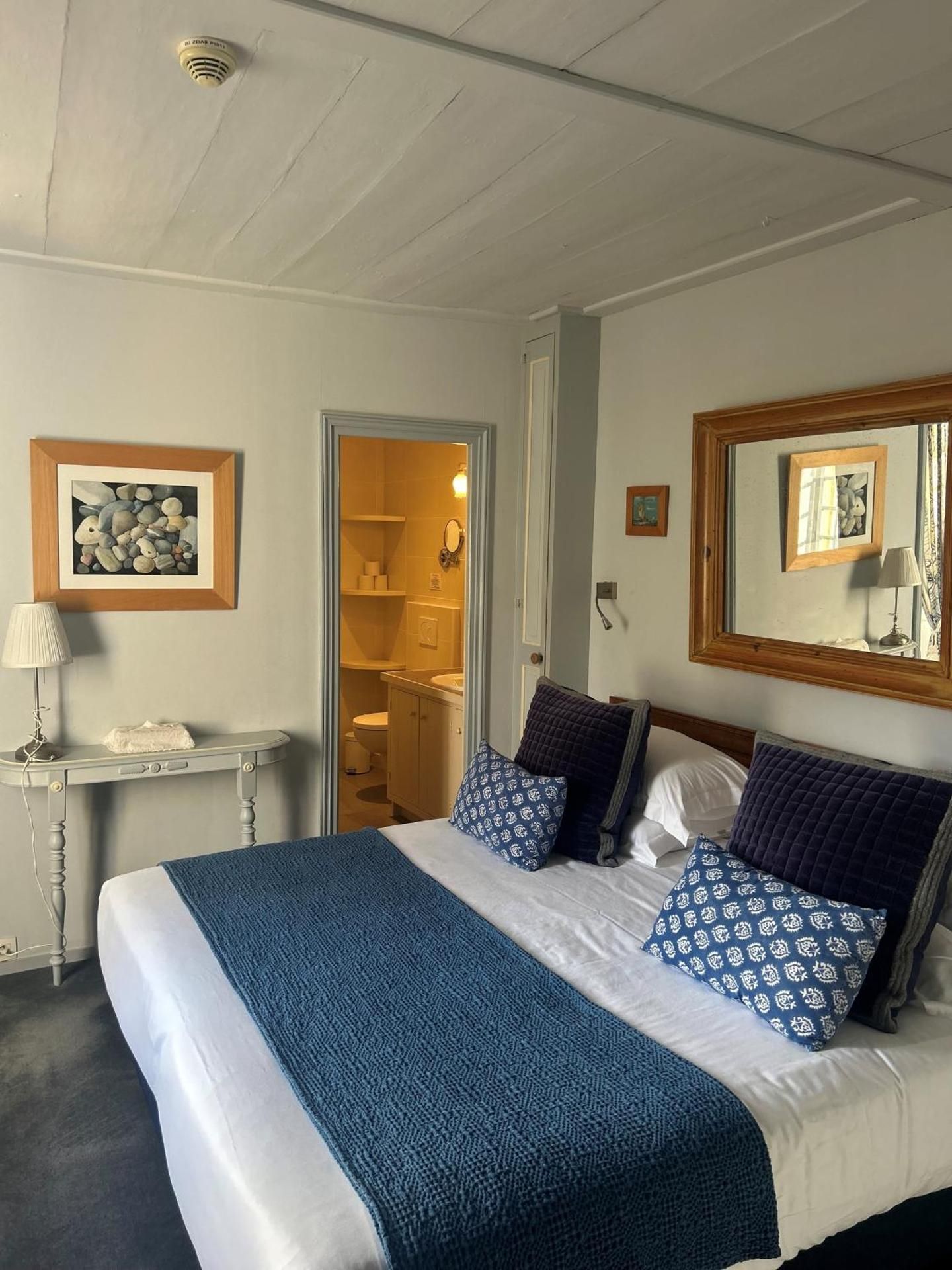 Family Room (2 Adults + 1 Child)