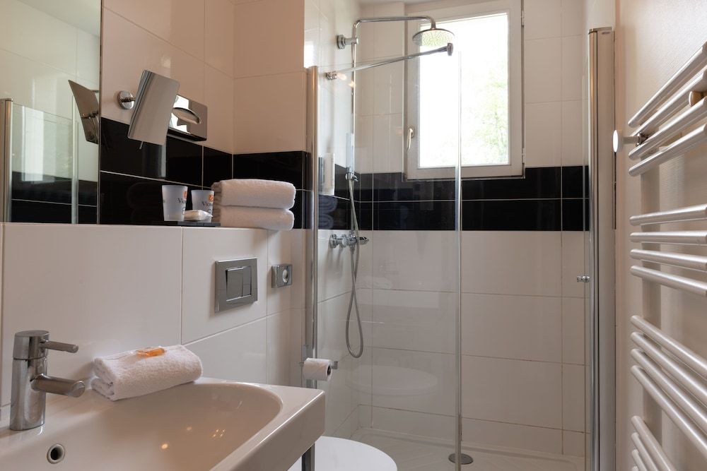 The Originals Boutique Hotel Victoria Fontainebleau Classic Double or Twin Room 7