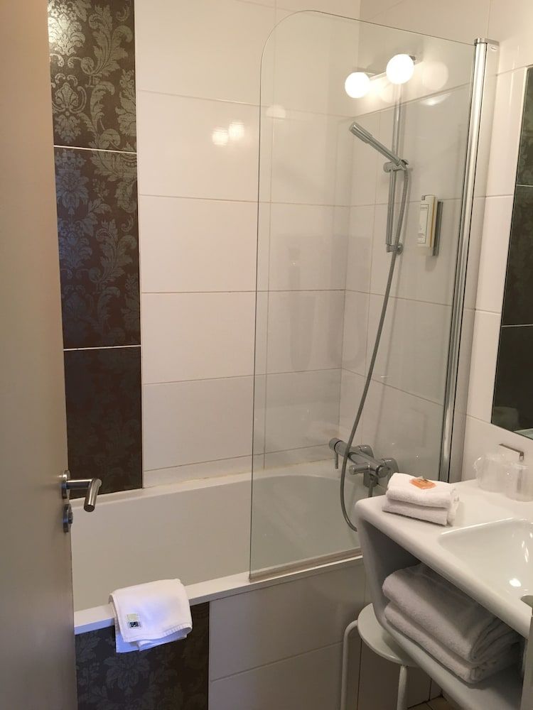 The Originals Boutique Hotel Victoria Fontainebleau Family Room 8