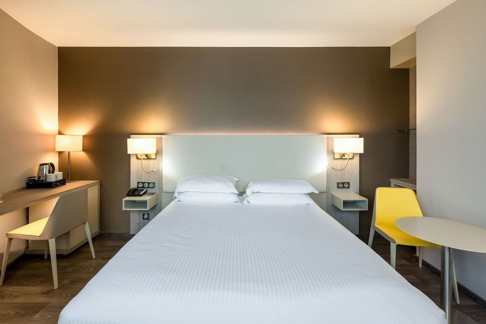 AC Hotel by Marriott Marseille Prado Velodrome Classic Room, 1 Queen Bed, Non Smoking, City View 4