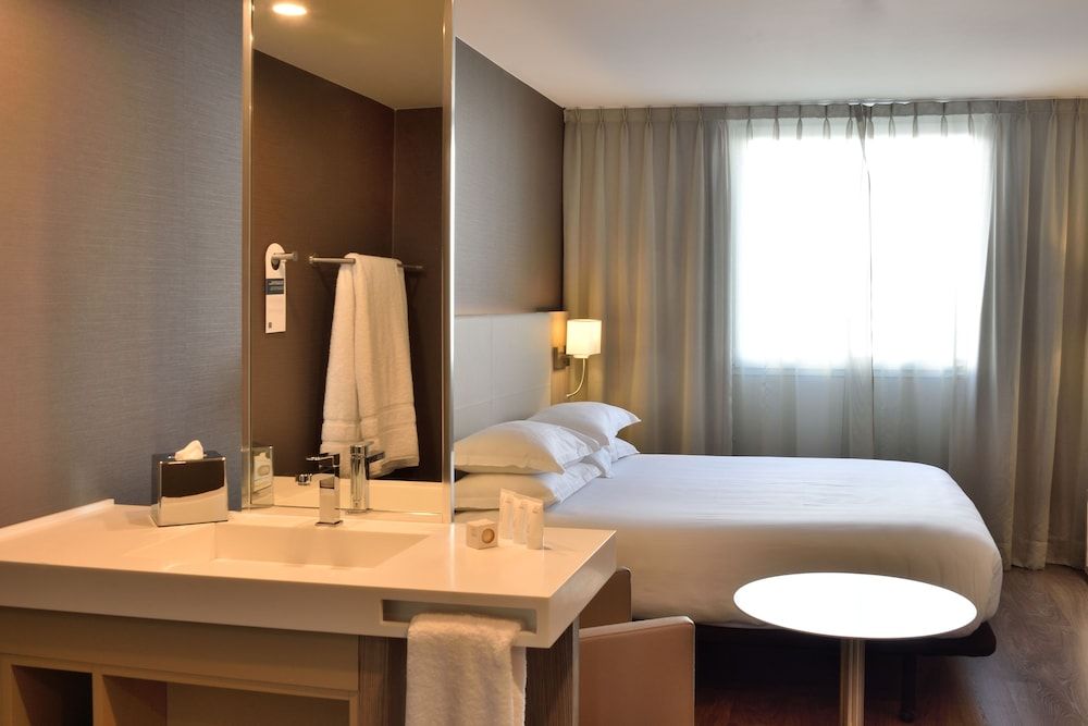 AC Hotel by Marriott Marseille Prado Velodrome Classic Room, 1 Queen Bed, Non Smoking, City View 3