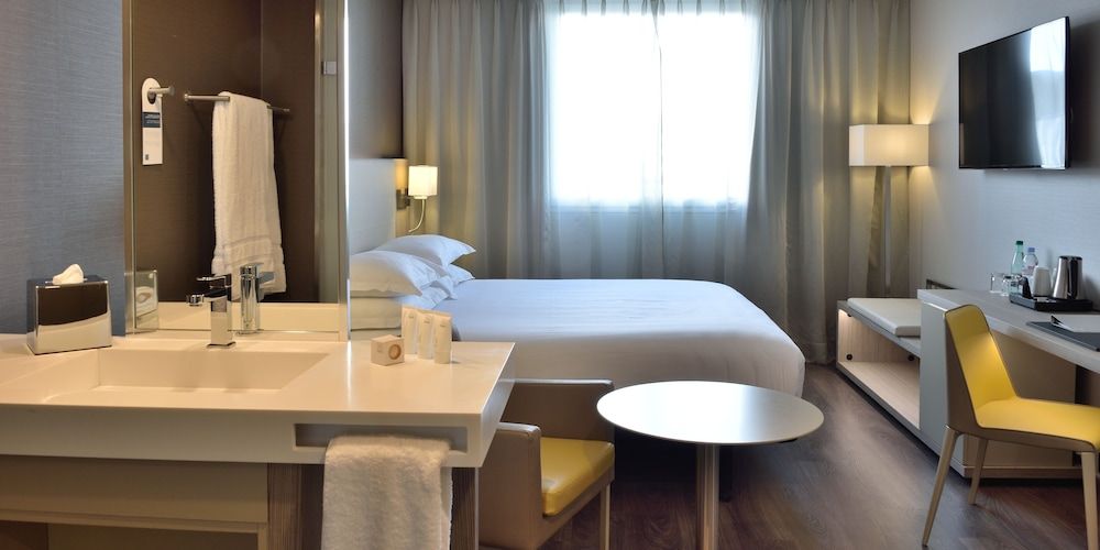 AC Hotel by Marriott Marseille Prado Velodrome Classic Room, 1 Queen Bed, Non Smoking, City View 2