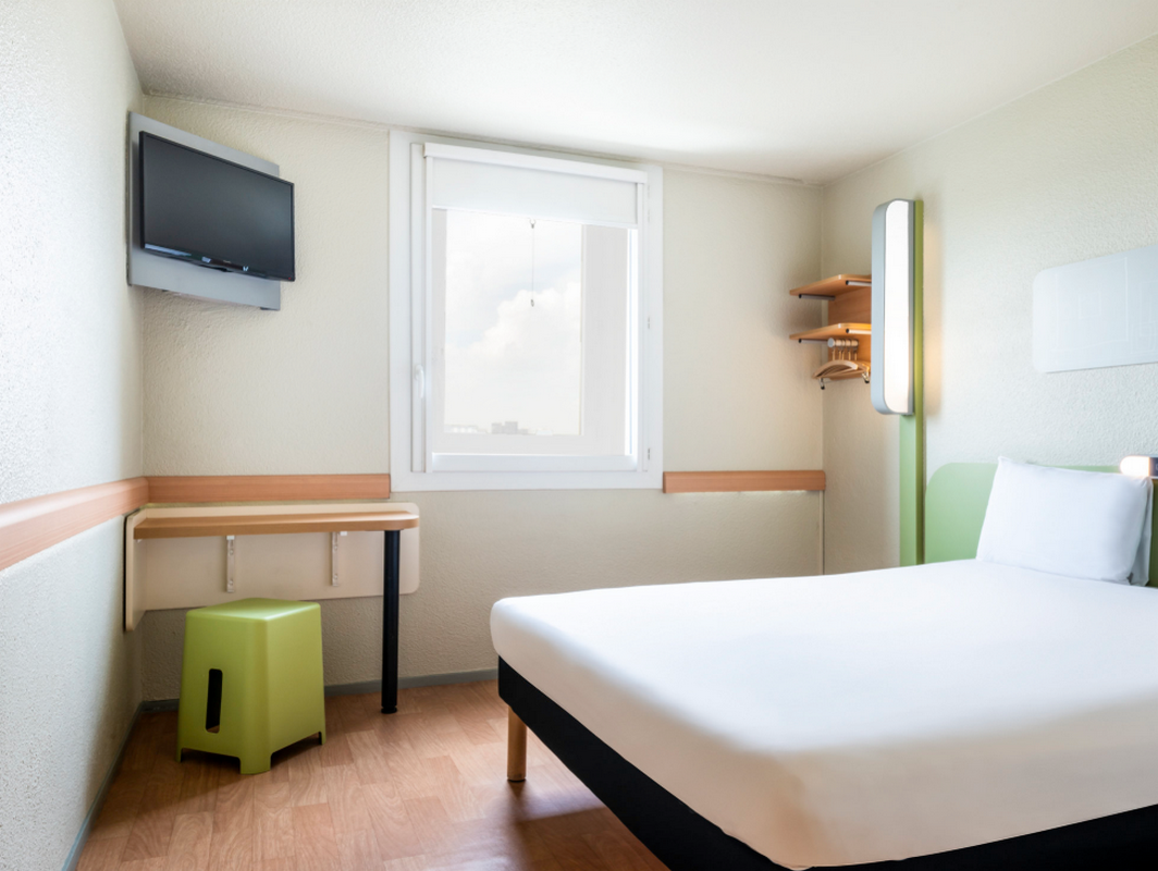 DOUBLE - Room with a large bed for 2 people.