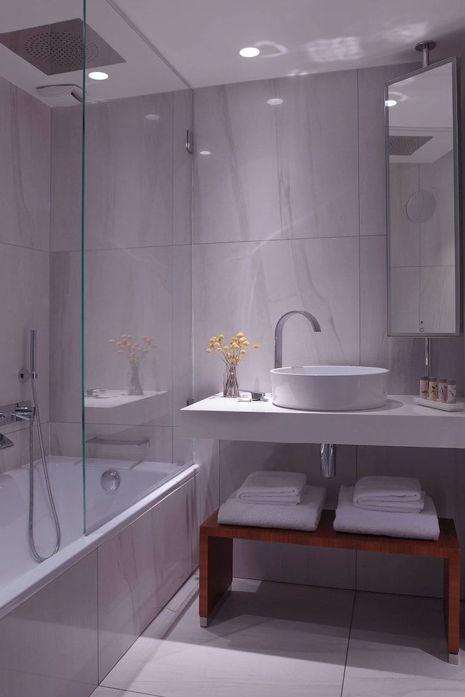 Renaissance Paris Republique Hotel Paris Style Room, 1 Queen Bed 3