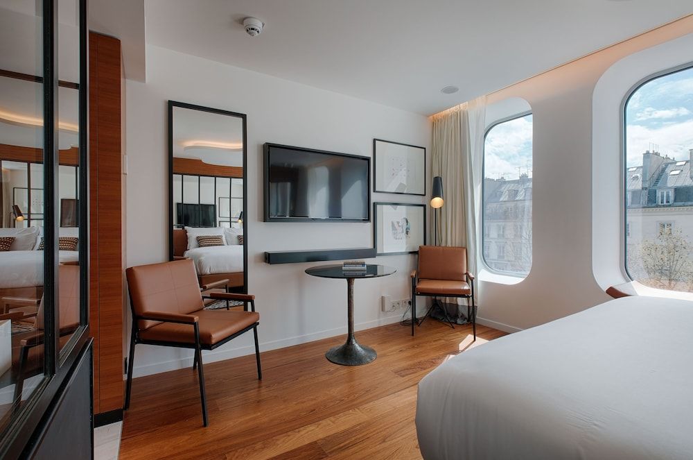 Renaissance Paris Republique Hotel Paris Style Room, 1 Queen Bed 5