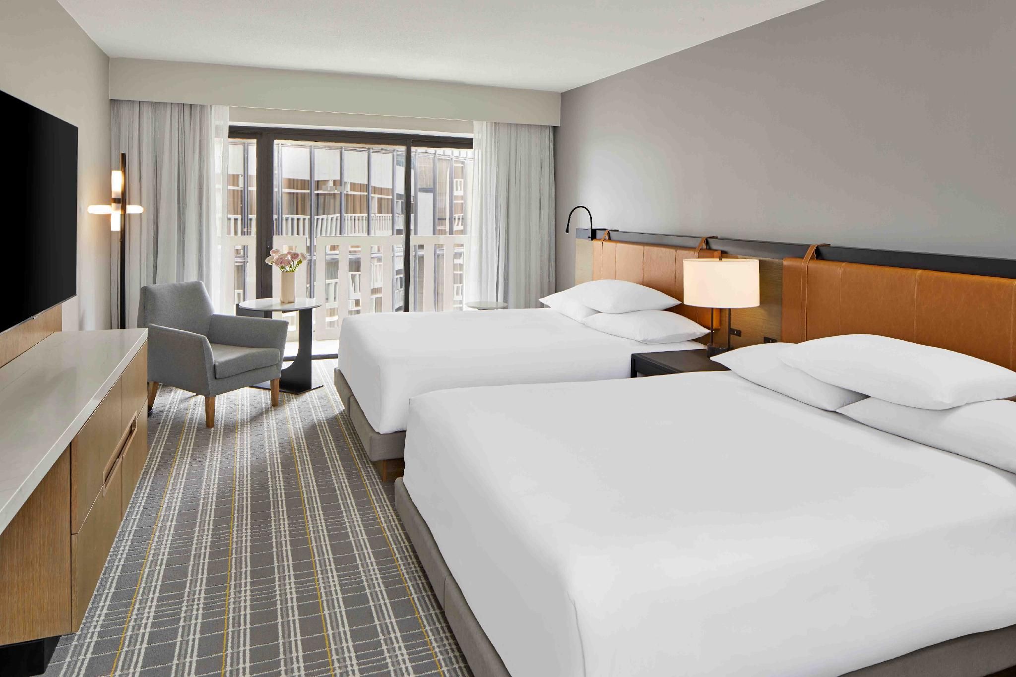 2 Queen Beds With Balcony