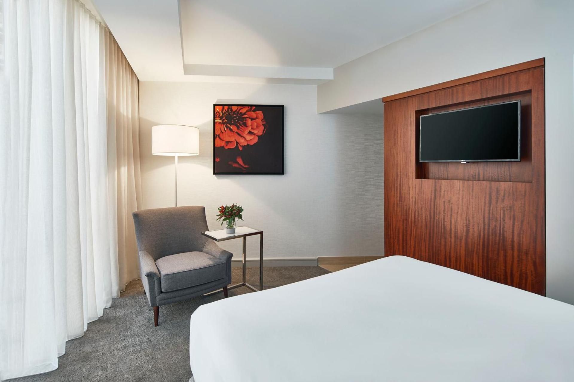 1 Queen Bed