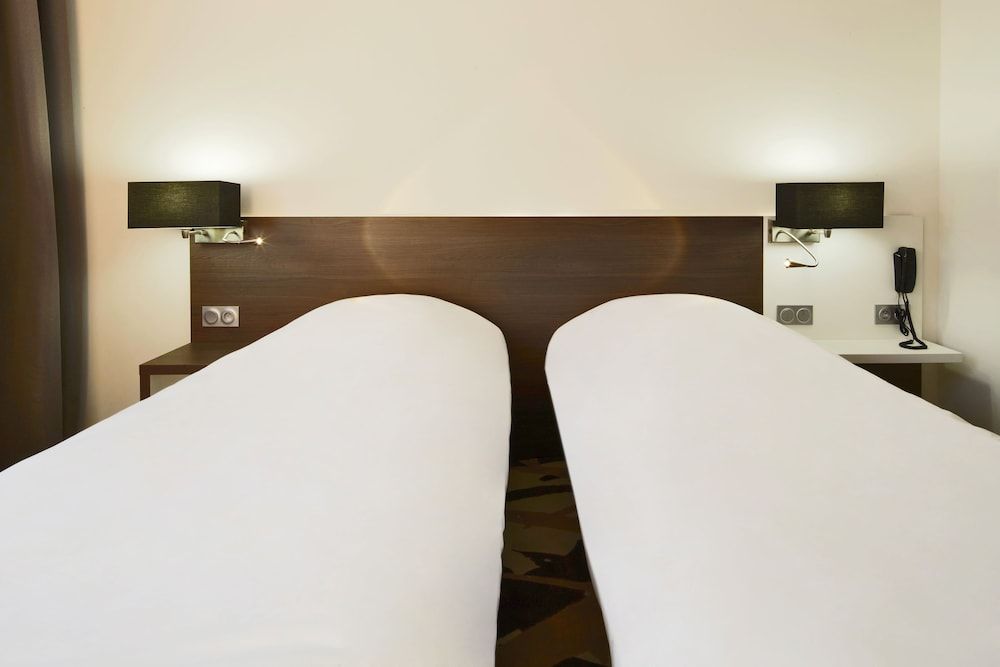 Kyriad Troyes Centre Standard Room, 2 Twin Beds 6
