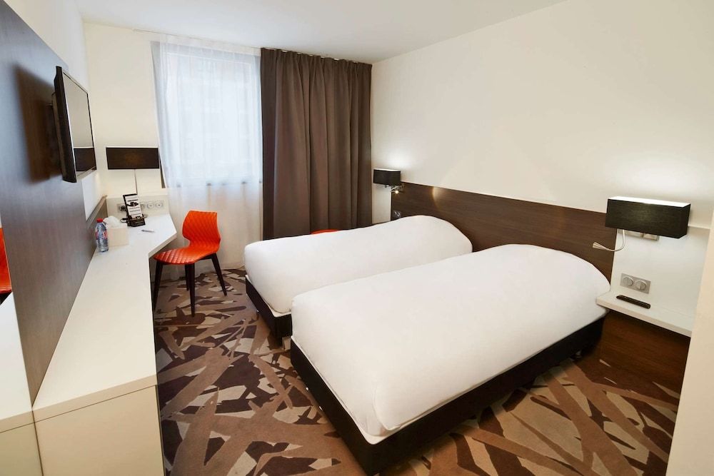 Kyriad Troyes Centre Standard Room, 2 Twin Beds 3
