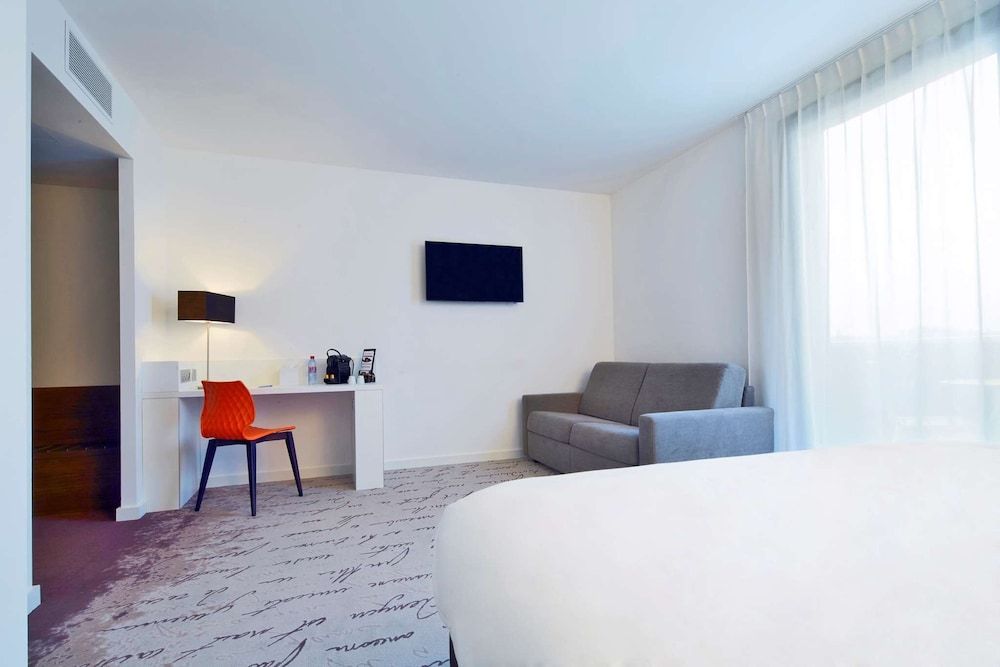 Kyriad Troyes Centre Standard Room, 2 Double Beds 5