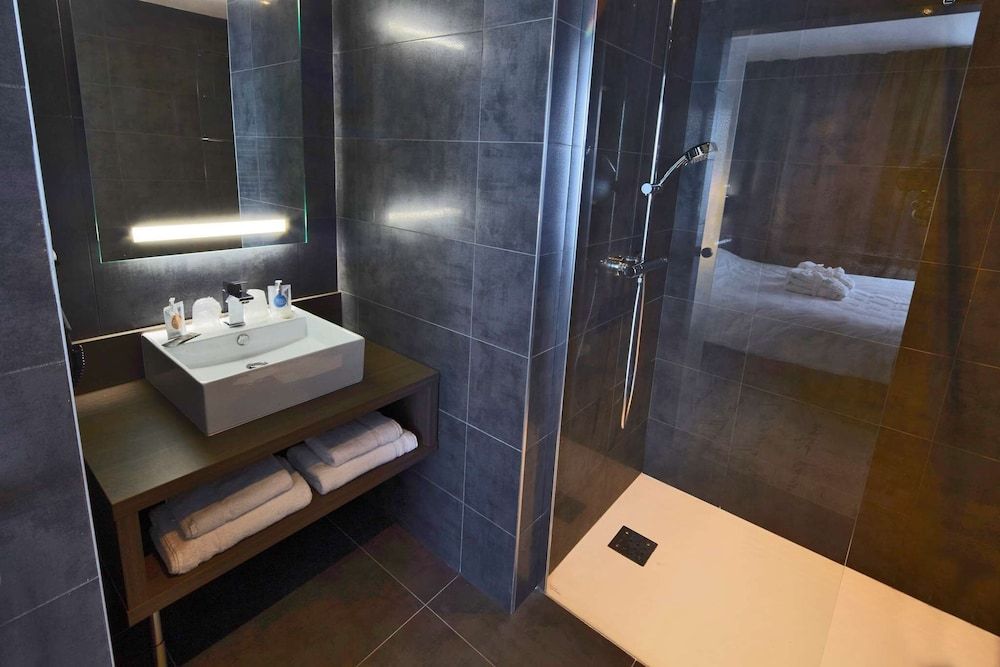 Kyriad Troyes Centre Standard Room, 2 Twin Beds 4