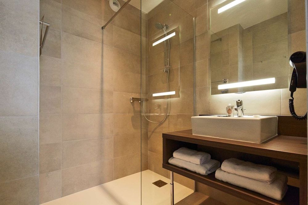 Kyriad Troyes Centre Standard Room, 2 Twin Beds 5